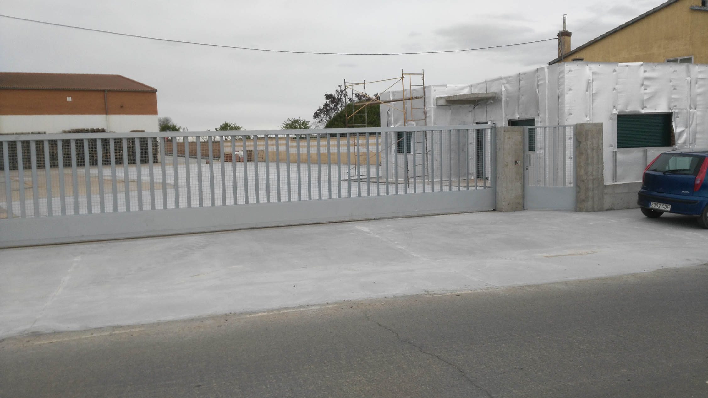 Puerta Corredera con motor electrico y mando a distancia